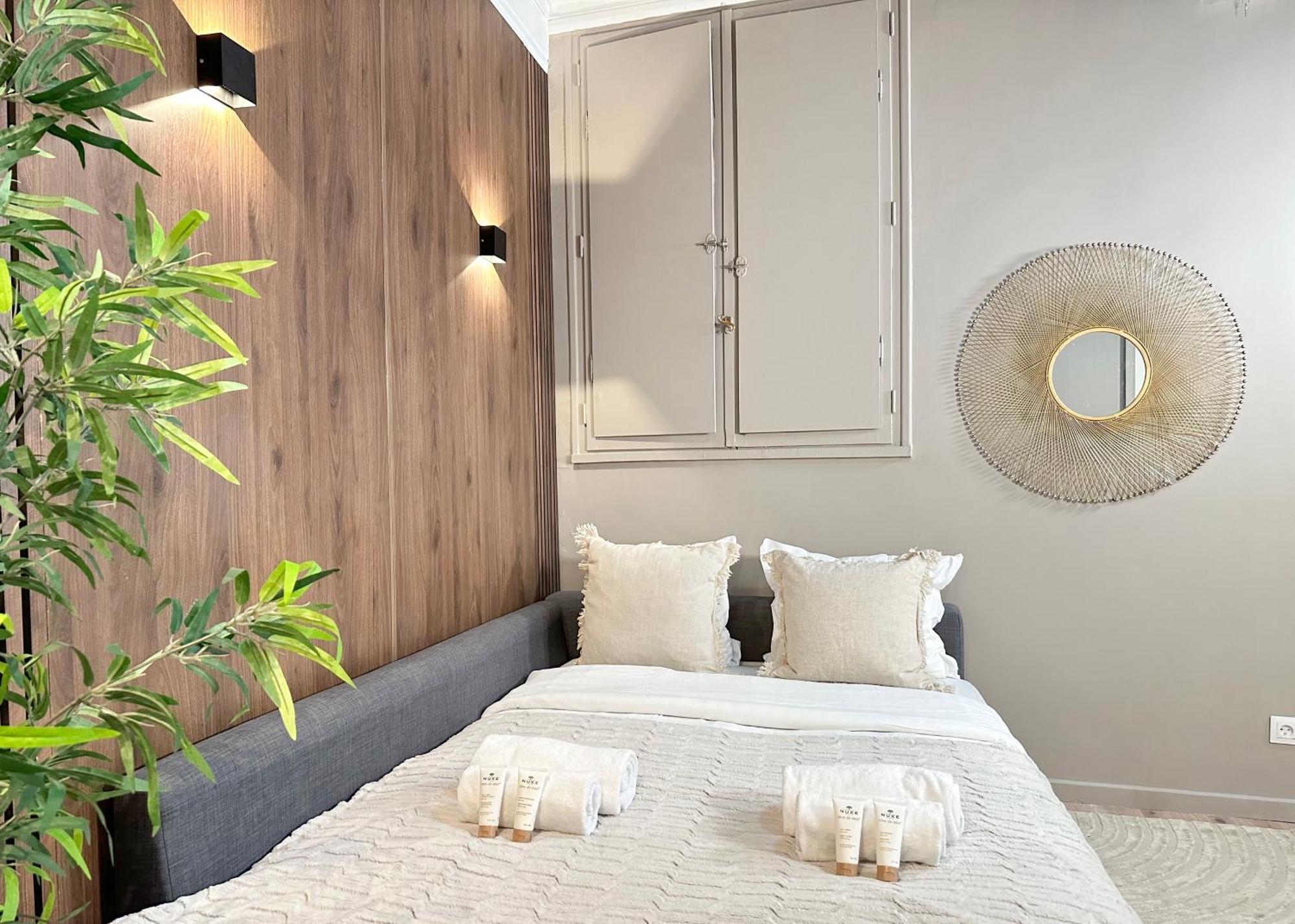 Chic Louvre Apartment Paris Exterior photo